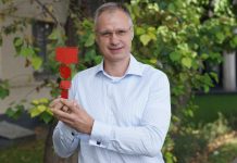 Олег Колесников получил статуэтку победителя в категории «Персона 2020 года в России»