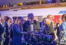 ARRI в Каннах 2023 Наташа Хрошицки (ARRI, слева) продемонстрировала новейшее оборудование ARRI Франческо Рутелли (президенту ANICA)