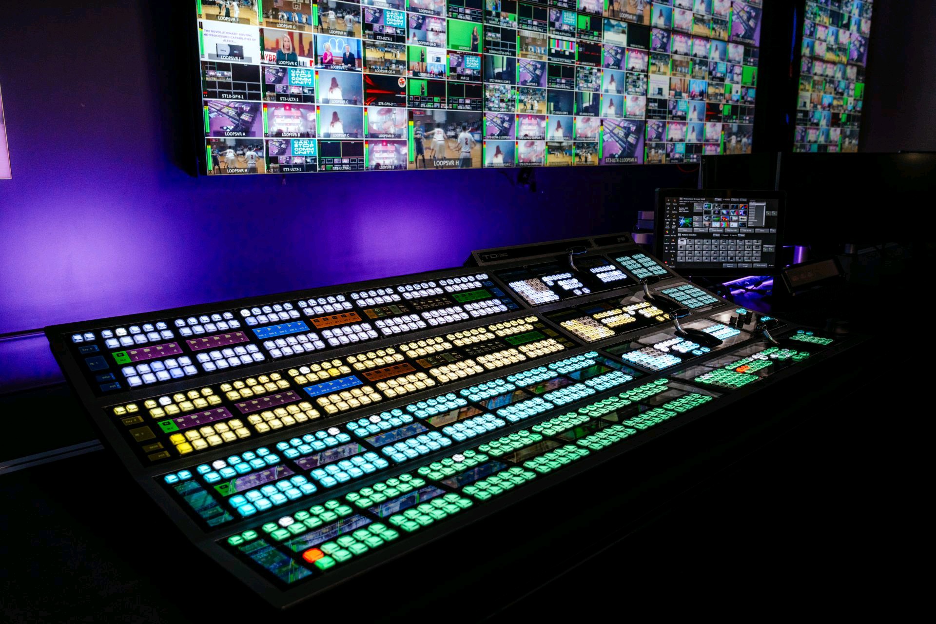 Дэвид Росс (David Ross), генеральный директор Ross Video, в эксклюзивном интервью ведущему и сопродюсеру Visionaries TKT1957 Филипу Гроссману (Philip Grossman) на выставке IBC 2023 tkt1957.com