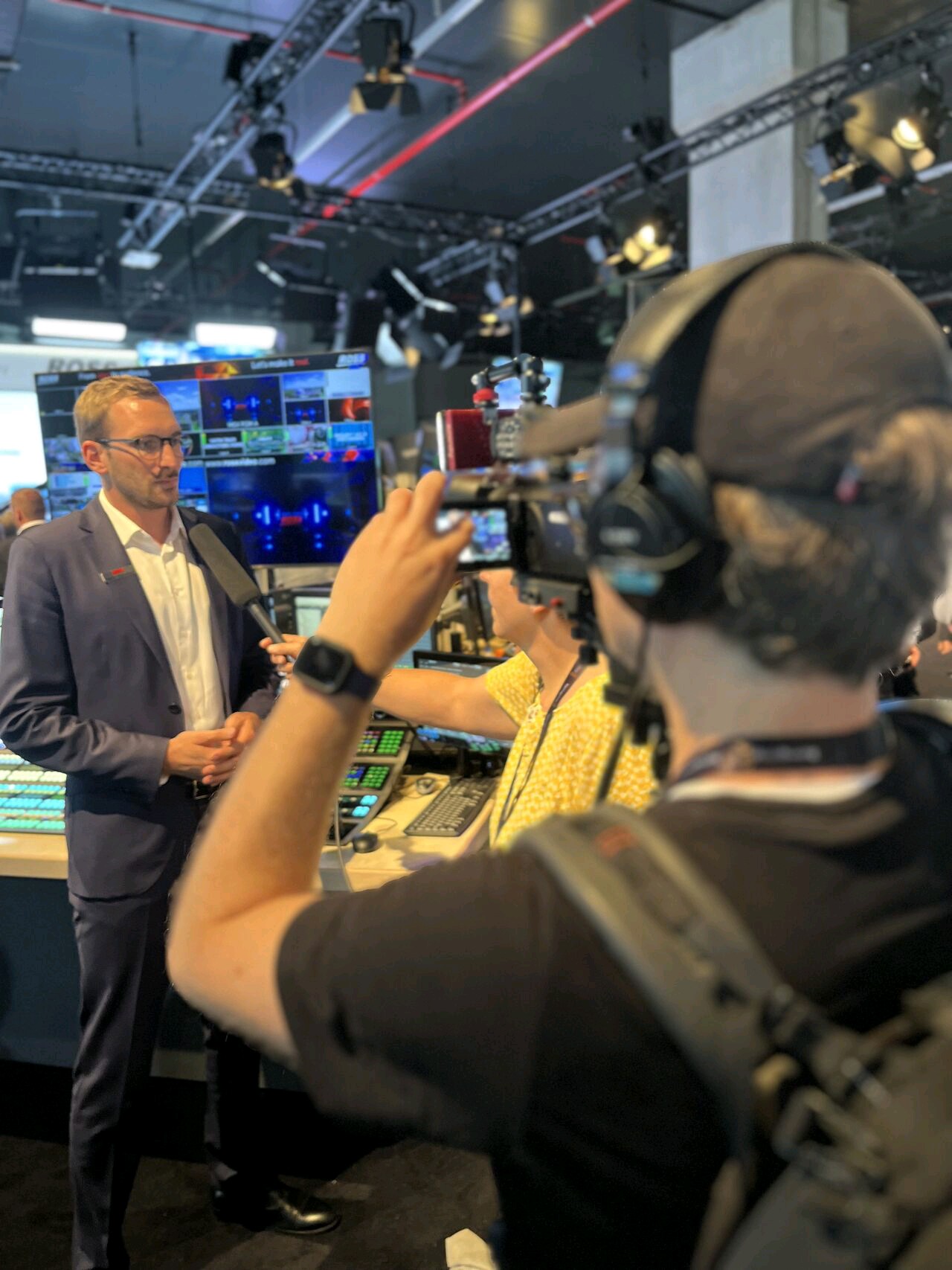 Дэвид Росс (David Ross), генеральный директор Ross Video, в эксклюзивном интервью ведущему и сопродюсеру Visionaries TKT1957 Филипу Гроссману (Philip Grossman) на выставке IBC 2023 tkt1957.com