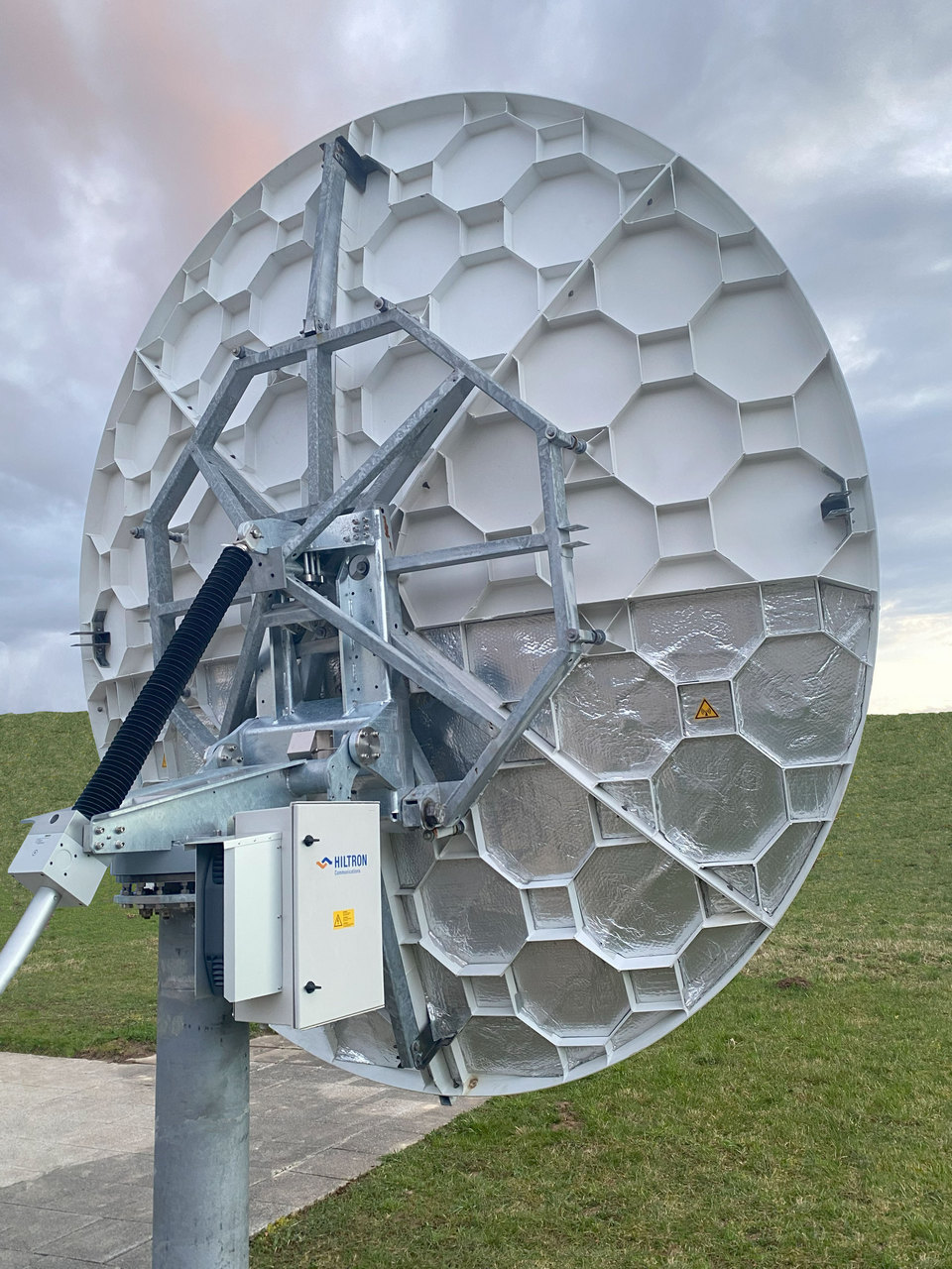 новый модернизируемый в полевых условиях комплект привода Hiltron на базе HMAM для антенны спутниковой связи CPI 2385