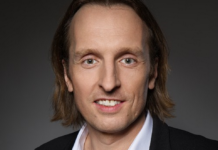 Себастьян Муха: MultiDyne представляет инновации на основе оптоволокна Себастьян Муха (Sebastian Mucha), исполнительный вице-президент по исследованиям, разработкам и европейским операциям MultiDyne Video & Fiber Optic Systems, специально для TKT1957