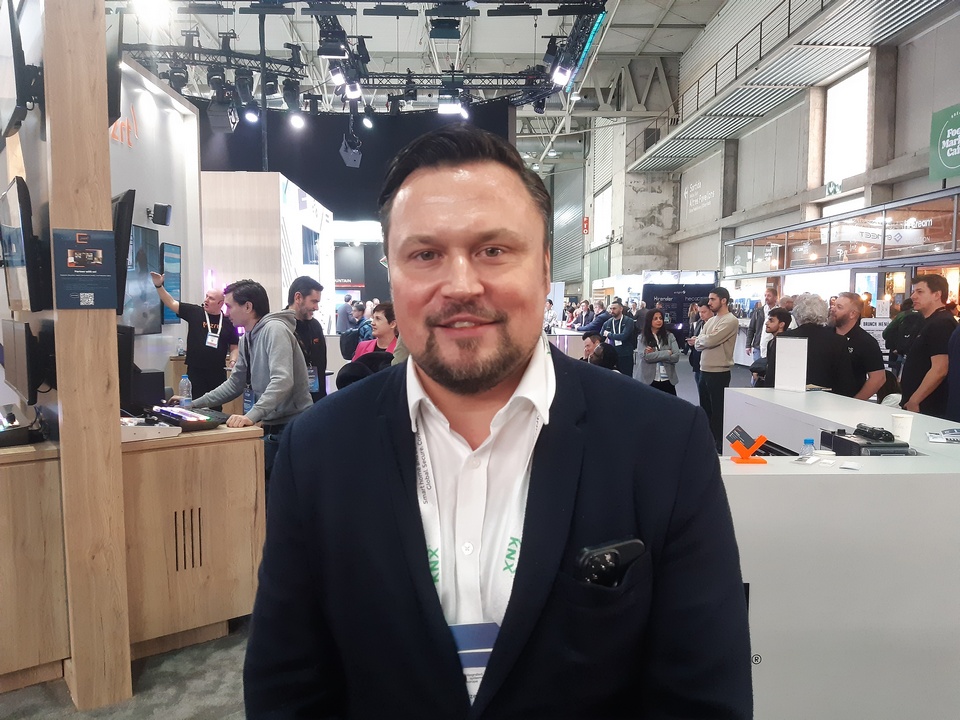 Interview with Andrzej Pawłowski, Key Account Manager Central Eastern Europe, Vizrt, at ISE 2024 tkt1957.com