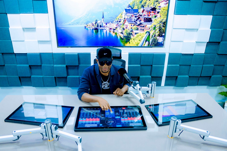 94.3 Royal FM and Lawo: Advanced broadcasting studio with virtual radio