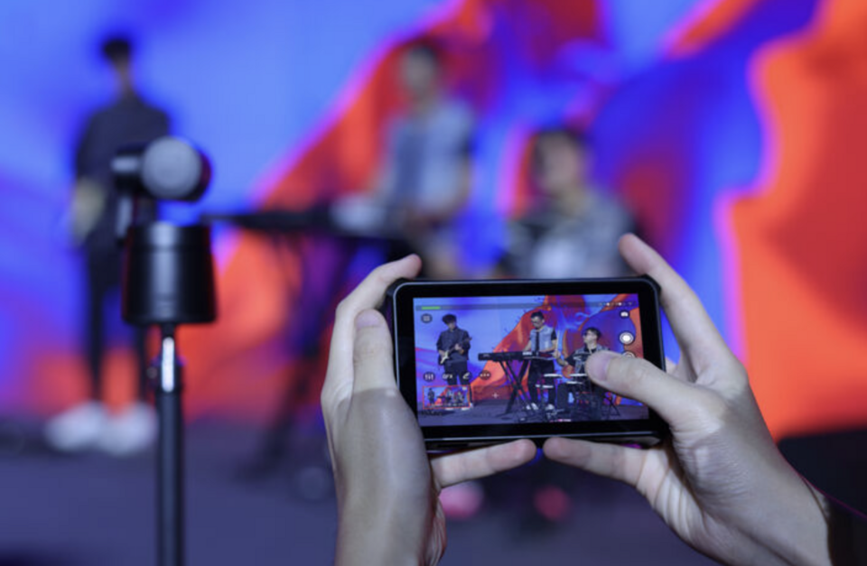 OBSBOT Talent Monitor: 5.4" Touchscreen for UHD Streaming