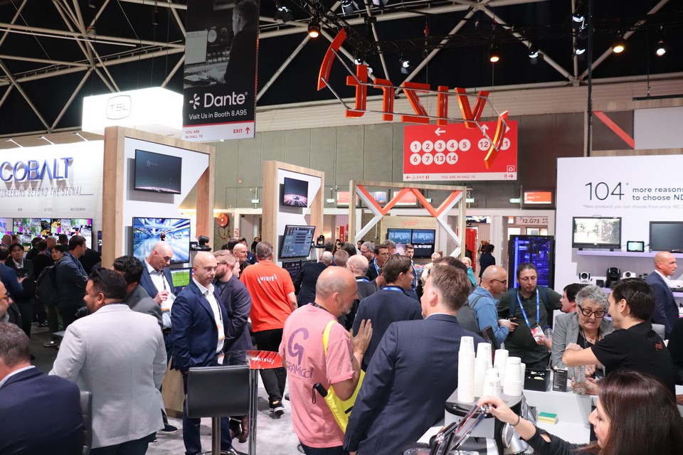 Year 2030: AI or Engineer?